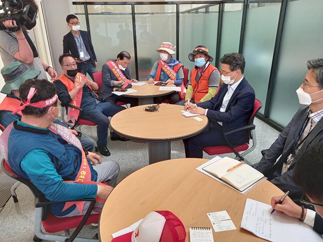 ▲ 포항지진피해시민들은 산업자원부 오승철 신재생에너지정책과장과 면담을 갖고 산자부 입장을 요구했다.ⓒ포항지진범대위