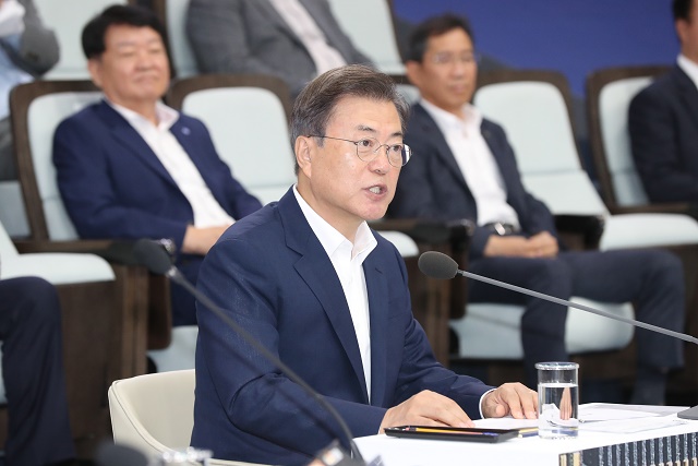 ▲ 문재인 대통령이 9일 오전 대한민국 소재 부품 장비 산업현장 방문의 일환으로 경기도 이천시 SK 하이닉스 이천 캠퍼스를 방문, 소부장들과 대화에 참석해 발언하고 있다. ⓒ뉴시스