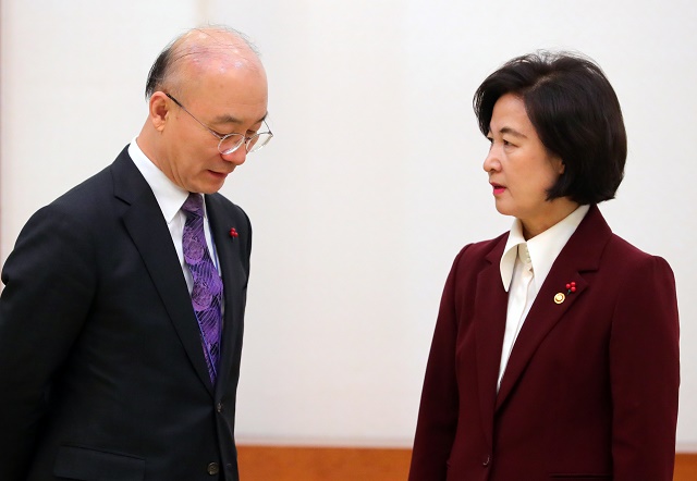 ▲ 추미애 신임 법무부 장관과 김조원 청와대 민정수석이 2일 오후 청와대 본관에서 열린 임명장 수여식에 참석해 대화하고 있다. ⓒ뉴시스