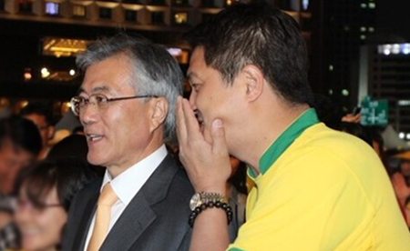 ▲ 2012년 5월19일 서울시청 광장에서 열린 고(故) 노무현 전 대통령 3주기 추모 현장에서 이혁진 전 옵티머스자산운용 대표가 문재인 대통령에게 귓속말을 하고 있다. ⓒ이혁진 전 대표 블로그