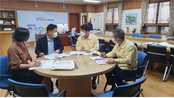 ▲ 권영진 대구시장(오른쪽 두번째)이 홍의락 부시장(오른쪽 세번째)과 간부인사 협의를 하고 있다.ⓒ대구시