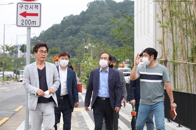 ▲ 최삼룡 대구경북경제자유구역청장이 10일 취임식 대신 수성의료지구 내 SW융합테크비즈센터와 입주기업을 찾아 직원들을 격려하는 등 현장에서 본격 업무에 들어간다.ⓒ대경경자청