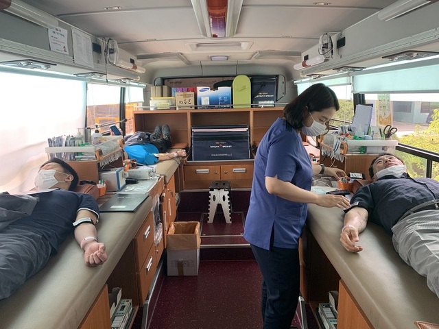 ▲ 아세아세멘트 제천공장 직원들이 9일 충북적십자 충북혈액원 버스에서 헌혈을 하고 있다.ⓒ아세아시멘트 제천공장