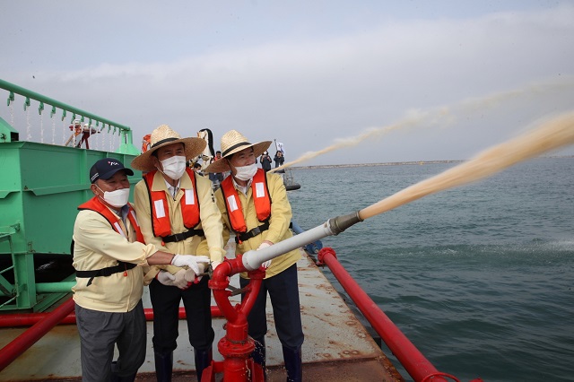 ▲ 포항시는 영일만 신항 북방파제 앞 1마일 해상에서 민·관 합동 적조방제 사전 모의훈련을 실시했다.ⓒ포항시