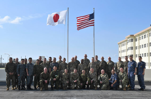 ▲ 선임병사 대상 연례 합동 지휘역량 강 교육 후 기념사진을 찍는 주일미군과 일본 자위대 병사들. ⓒ미국 인도태평양 사령부 공개사진.
