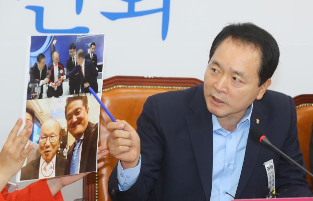 ▲ 성일종 미래통합당 의원이 9일 국회에서 열린 당 비상대책위원회에서 문재인 대통령과 옵티머스 이혁진 전 대표와의 사진을 보여 주며 해외 순방 동행 의혹을 제기하고 있다. ⓒ연합뉴스