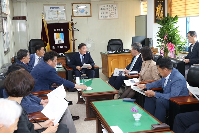 ▲ 경주시의회 의장단이 향교를 방문해 환담을 나누고 있다.ⓒ경주시의회