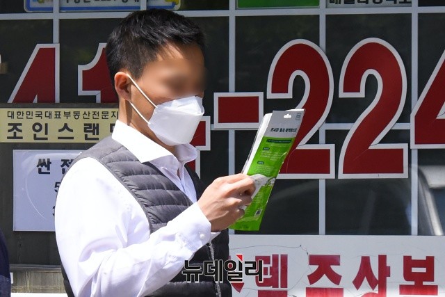 ▲ 방역당국이 우리 국민의 우한코로나(코로나19) 항체 보유율이 0.03%라고 진단했다. 사진은 한 시민이 우한코로나 김염을 위해 구매한 마스크를 들여다 보는 모습. ⓒ권창회 기자