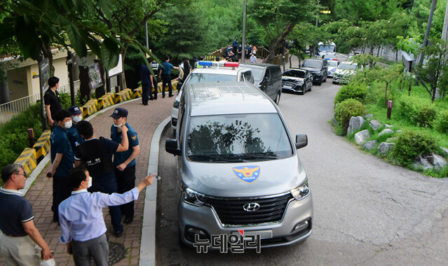 ▲ 경찰이 9일 연락이 두절돼 실종신고가 된 박원순 서울시장의 행방을 찾기 위해 서울 종로구 소재 공원 인근에서 수색작업을 벌이고 있다. 박 시장의 휴대전화 최종 기지국이 서울 성북구로 확인돼 경찰은 소재 파악에 나선 상태다.ⓒ이종현 기자