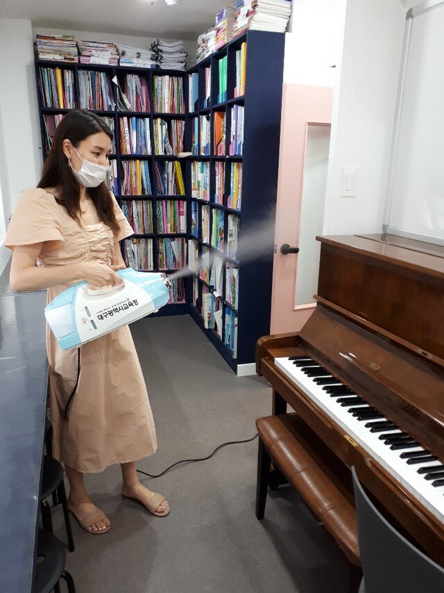 ▲ 학원 관계자가 무상 대여한 핸디형 소독기로 학원을 소독하고 있다.ⓒ대구시교육청