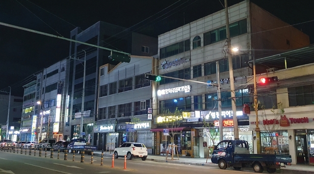 ▲ 김천시는 ‘2019년 간판개선 공모사업’의 일환으로 지난해 5월부터 추진한 ‘김천역 주변 간판개선사업’을 완료했다.ⓒ김천시