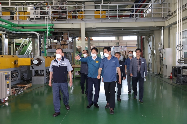 ▲ 이병환 군수는 기업체를 직접 방문해 우수기업 인증서  수여, 생산현장 방문을 통한 직원 애로사항 청취 등으로 기업 사기진작과 기업하기 좋은 지역만들기를 위한 현장행정을 실천했다.ⓒ성주군