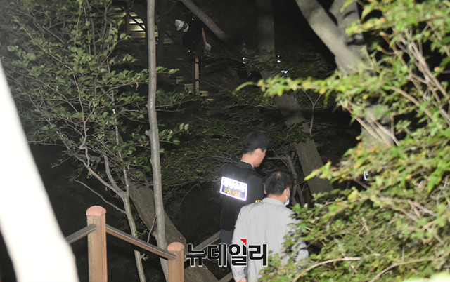 ▲ 국립과학수사연구원 요원들이 10일 새벽 서울 성북구 숙정문 인근에서 사망한 채 발견된 박원순 서울시장 사망 현장 감식을 위해 현장으로 향하고 있다. ⓒ이종현 기자