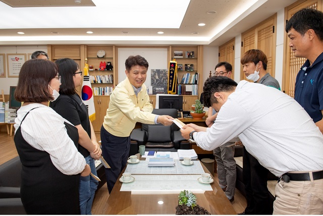 ▲ 이희진 영덕군수는 민원 담당 칭찬 직원을 시상하고 있다.ⓒ영덕군