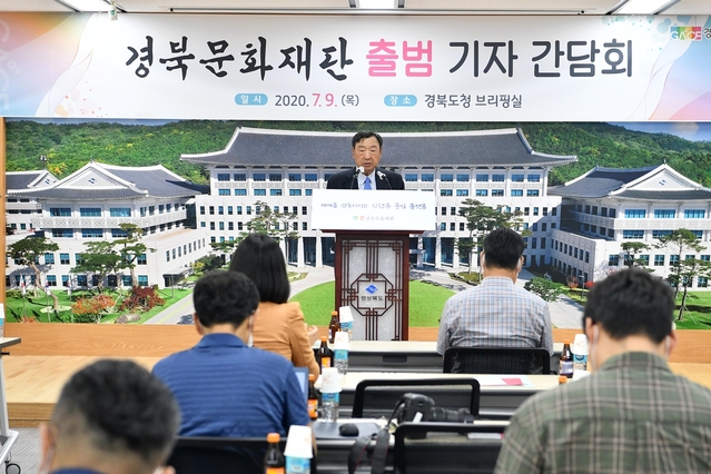▲ 이희범 경북문화재단 초대 대표이사가 지난 9일 경북도청 브리핑룸에서 문화재단 출범과 관련한 기자회견을 하고 있다.ⓒ경북도
