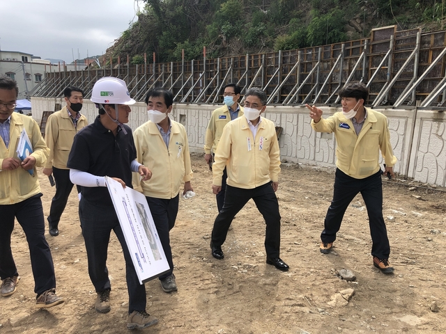 ▲ 강성조 행정부지사(오른쪽 두번째)는 지난 9일 장마철 집중호우 대비 영덕군 태풍 재해복구사업장 현장점검을 펼쳤다.ⓒ경북도