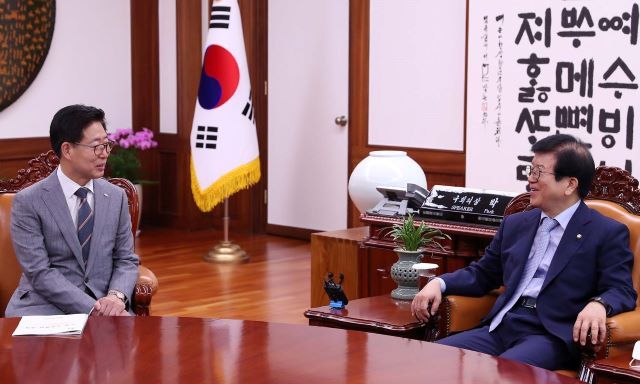 ▲ 양승조 충남도지사가 10일 국회를 방문해 박병석 국회의장을 만나 도내 3개 현안을 설명하고 관심과 협조를 요청했다.ⓒ충남도