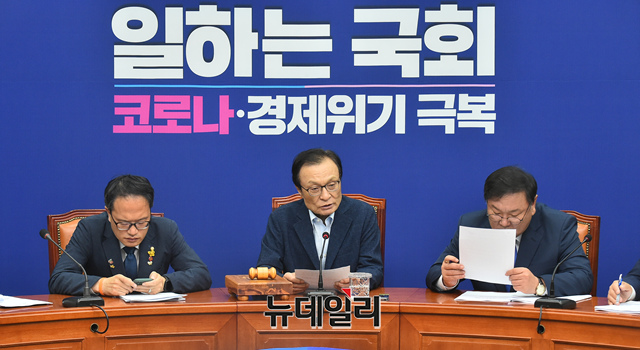 ▲ 이해찬 더불어민주당 대표가 26일 오전 국회에서 열린 최고위원회의에 참석해 모두발언을 하고 있다. ⓒ이종현 기자