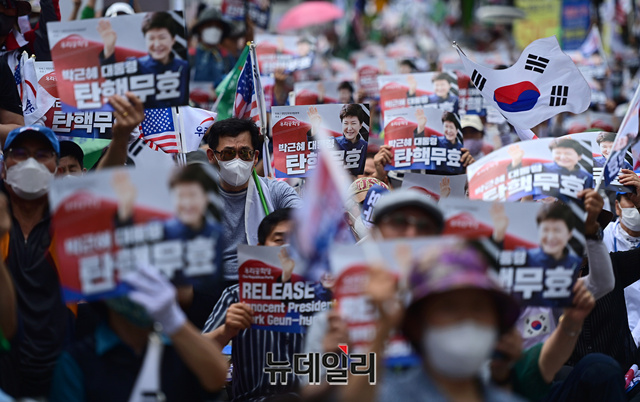 ▲ 박근혜 전 대통령의 파기환송심 선고날인 10일 오후 2시 무렵. 서울 서초구 서울고등법원 앞 삼거리를 메운 우리공화당 당원들과 시민들. ⓒ정상윤 기자