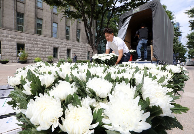 ▲ 10일 오후 서울 중구 시청 앞 광장에 고 박원순 서울시장의 분향소에 쓰일 국화꽃이 놓여있다. ⓒ뉴시스