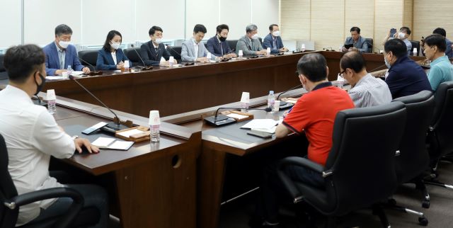 ▲ 세종시의회가 10일 더불어민주당 이태환 의장과 노종용·이윤희 부의장을 비롯해 유철규 행정복지위원장, 임채성 산업건설위원장, 차성호 의원 등이 참석한 가운데 의정실에서 출입기자와의 간담회를 진행하고 있다.ⓒ세종시의회