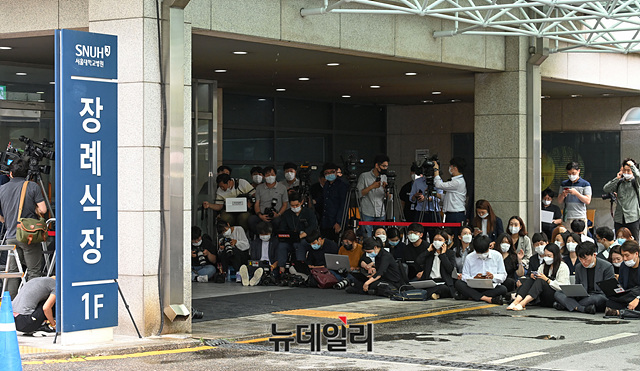 ▲ 박원순 서울시장이 숨진 채 발견된 10일 오전 서울 종로구 서울대병원 장례식장 앞에서 취재진들이 대기하고 있다. ⓒ박성원 기자