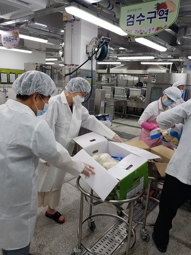 ▲ 박영애 대구동부교육지원청 교육장이 10일 대구동호초등학교를 방문해 식재료 검수, 조리기구의 소독 및 위생적 보관 관리 등 학교급식 전반에 대한 하절기 대비 위생점검을 직접 실시했다.ⓒ동부교육지원청