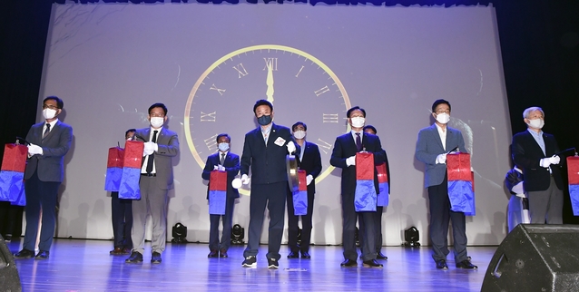 ▲ 경북도청 동락관에서 열린 경북문화재단 출범식에서 이철우 지사 등이 출범행사를 갖고 있다.ⓒ경북도