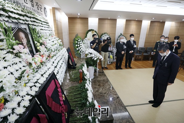 ▲ 정경두 국방부 장관이 11일 오후 서울 송파구 서울아산병원 장례식장에 마련된 故 백선엽 장군의 빈소를 찾아 조문하고 있다. ⓒ권창회 기자