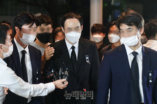 ▲ 박원순 서울시장의 아들 주신 씨가 11일 오후 서울 종로구 서울대학교 장례식장에 마련된 아버지의 빈소에 경호를 받으며 입장하고 있다.  ⓒ권창회 기자