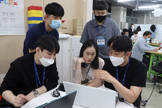 ▲ 포스코 취업아카데미 교육생이 조별과제를 수행하고 있다.ⓒ포스코