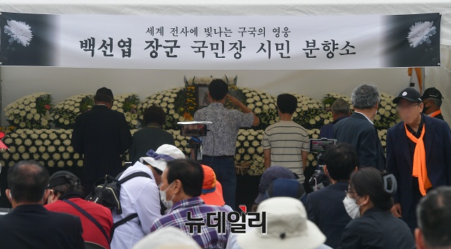 ▲ 12일 서울 광화문 광장에 마련된 고(故) 백선엽 장군 시민분향소에서 백 장군을 추모하는 시민들이 조문을 하고 있다. ⓒ권창회 기자