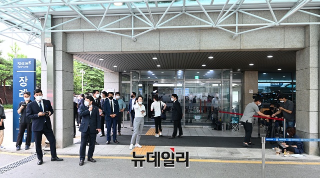 ▲ 12일 서울 종로구 서울대학교병원 장례식장에 마련된 고(故) 박원순 서울시장의 빈소에 조문행렬이 이어지고 있다.ⓒ권창회 기자