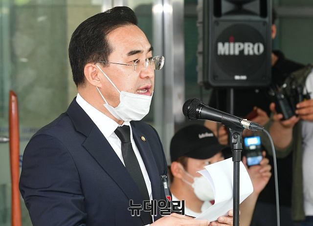 ▲ 박홍근 더불어민주당 의원이 지난 11일 오후 서울 종로구 서울대학교병원 장례식장에서 고(故) 박원순 서울특별시장 장례위원회 구성 발표를 하고 있다.ⓒ권창회 기자