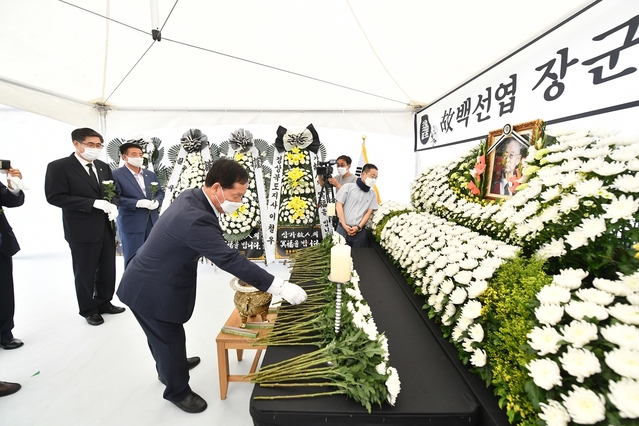 ▲ 고우현 경북도의회 의장은 12일 오전 칠곡군 가산면의 다부동 전적기념관에 마련된 고 백선엽 장군 분향소를 찾아 조문했다.ⓒ경북도의회