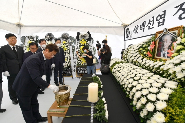 ▲ 이철우 경북도지사가 12일 오전 칠곡군 다부동전적기념관에서 고 백선엽 장군 분향소에서 조문을 하고 있다.ⓒ경북도