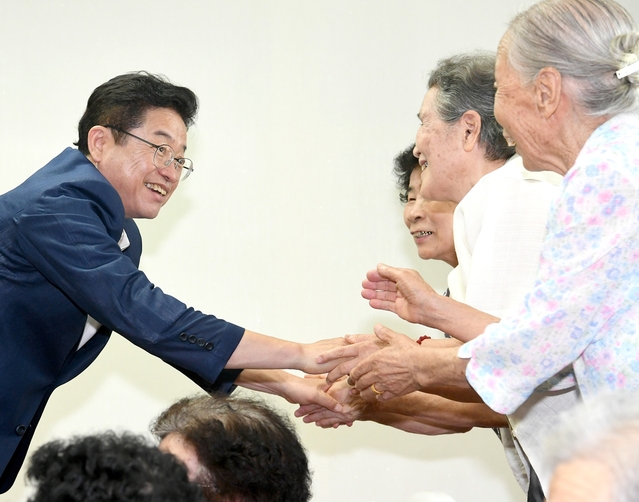 ▲ 경북도는 혹서기 폭염에 대비하기 위해 지난 3월 1일부터 휴관에 들어간 경로당 운영을 재개한다. 사진은 이철우 지사가 영주 경로당을 찾은 장면.ⓒ경북도