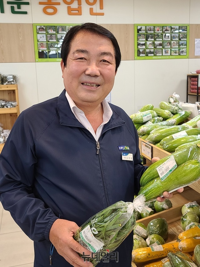 ▲ 조방형 청주 강내농협 조합장이 농협 1층에 마련된 로컬푸드매장에서 갓 생산해 판매대에 진열된 호박 등 채소를 자랑하고 있다.ⓒ김정원 기자
