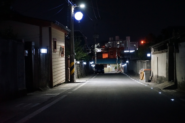 ▲ (재)영주문화관광재단은 문화특화지역 조성사업의 일환으로 관사골 일원에 집안의 가훈(家訓)을 담은 야간 경관등 설치를 완료했다.ⓒ(재)영주문화관광재단