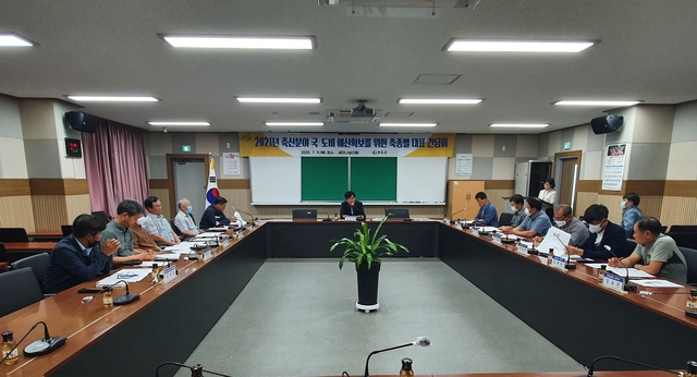 ▲ 청도군은 2021년 축산사업 국·도비예산 확보를 위한 축종별 대표자 및 축협 등 관계자 12명이 참석한 가운데 신규사업 발굴을 위한 간담회를 가졌다.ⓒ청도군