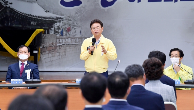 ▲ 13일 오전 이철우 도지사는 문경시청 대회의실에서 고윤환 문경시장, 고우현 경북도의장, 지홍기‧전경홍 문경BC(Beyond the Corona) 범시민 추진본부 공동위원장, 청년CEO 및 기관‧사회단체장 등 100여명이 참여한 가운데 ‘다시 뛰자 경북’ 문경 현장 간담회를 개최했다.ⓒ경북도