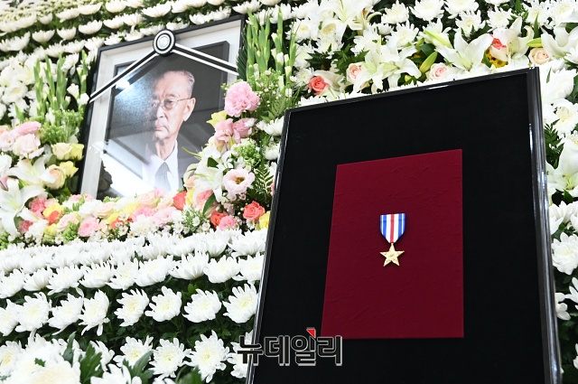 ▲ 故 백선엽 장군의 빈소가 11일 오후 서울 송파구 서울아산병원 장례식장에 마련됐다. 백 장군은 6.25전쟁 때 주요 전투를 승리로 이끌며 한국군 최초 4성 장군에 올랐다. 10일 향년 100세로 별세했다. ⓒ권창회 기자