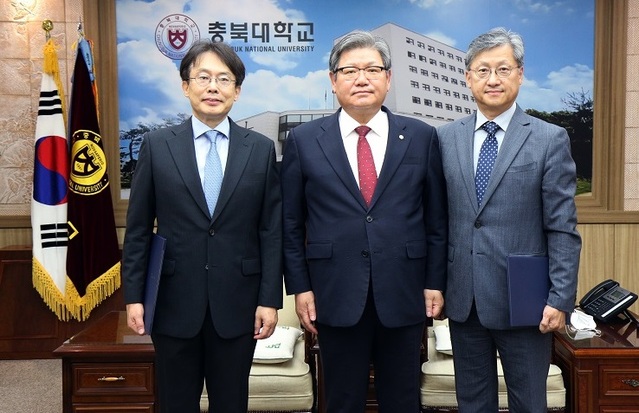 ▲ 사진 좌측으로부터 전달영 대외협력연구부총장, 김수갑 총장, 최영석 교학부총장.ⓒ충북대