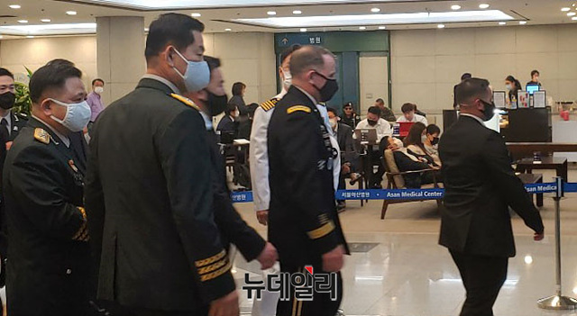 ▲ 13일 로버트 에이브럼스 한미연합사령관 겸 주한미군사령관이 백선엽 장군 빈소를 찾아 조문한 뒤 병원을 나가고 있는 모습이다. ⓒ뉴데일리 DB