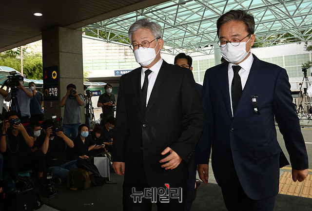 ▲ 이재명 경기도지사가 10일 오후 서울 종로구 서울대학교병원 장례식장에 마련된 故 박원순 서울시장의 빈소를 찾고 있다. ⓒ박성원 기자