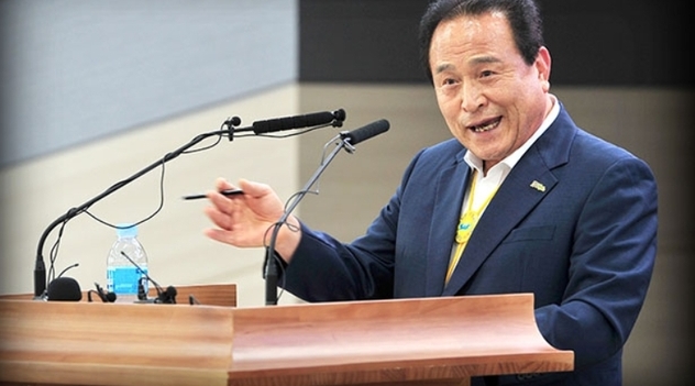 ▲ 군위군 김영만 군수가 단독후보지 고수의 기자회견을 하고 있다.ⓒ의성군