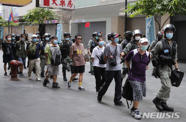 ▲ 지난 1일 홍콩 보안법 반대 시위 당시 경찰에 붙들려 가는 시민들. ⓒ뉴시스 AP. 무단전재 및 재배포 금지.