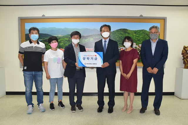 ▲ 성인학습자들이 위덕대학교 총장실을 방문해 발전기금 전달식 행사를 가졌다.ⓒ위덕대