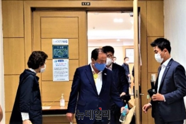 ▲ 김영만 군위군수가 6차 공판을 마치고 재판정을 나오고 있다.ⓒ뉴데일리