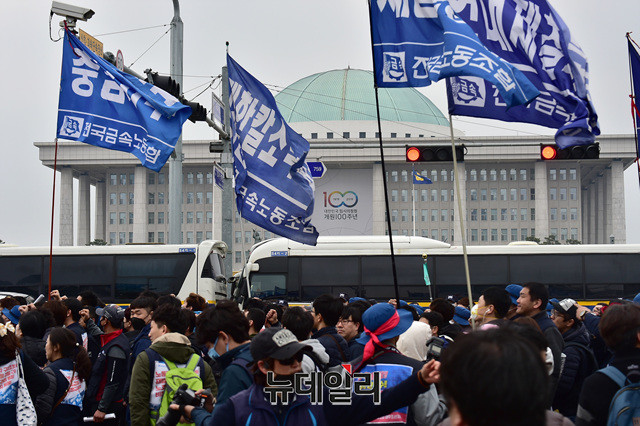▲ 노동조합과 사업장 간 갈등이 커질수록 대기업과 중소기업의 임금격차도 커진다는 연구결과가 나왔다. 사진은 거리 집회 중인 민노총 조합원들의 모습. ⓒ뉴데일리 DB